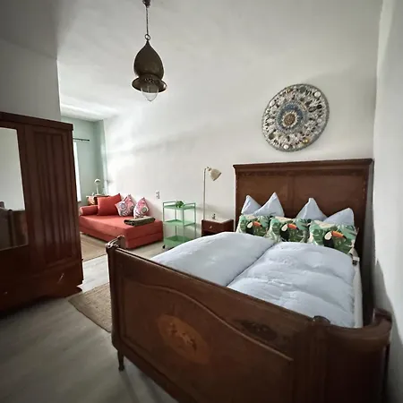 Апартаменты Beim Goldenen Dackel -atelierhaus Im Hof